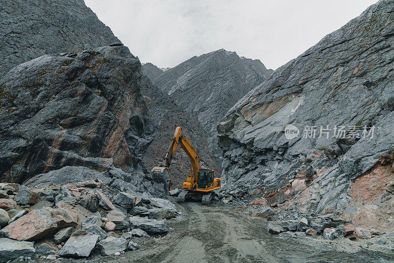 滑坡期间的道路开挖