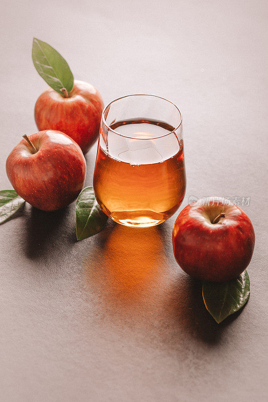 苹果汁和红苹果