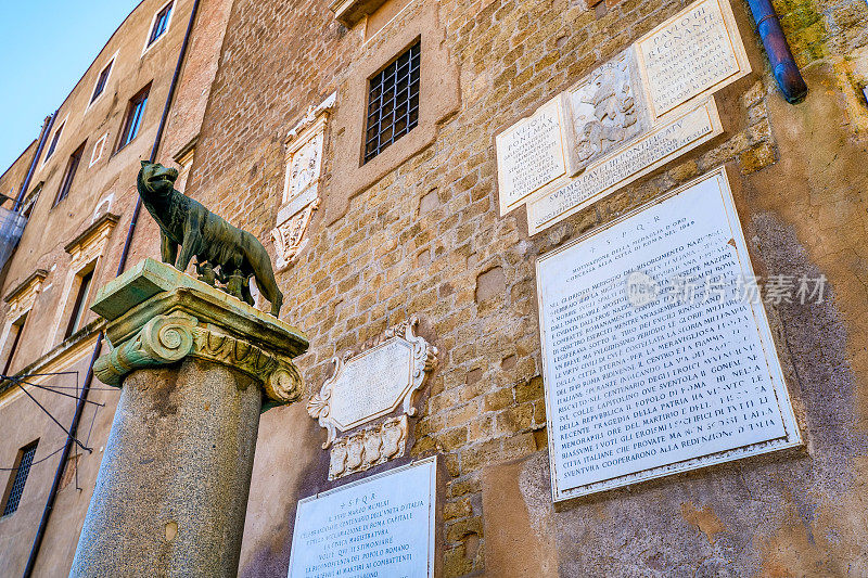 卡比托利尼狼站在罗马中心的坎皮多格里奥(罗马国会大厦)旁边