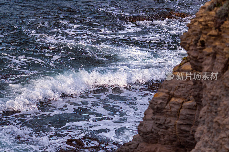 海浪拍打着海岸