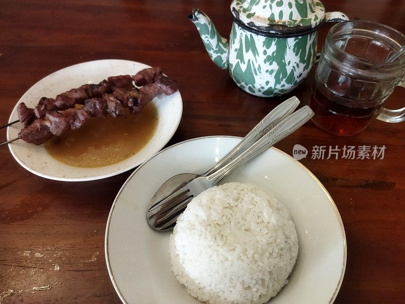 沙爹腊肠配米饭和热茶