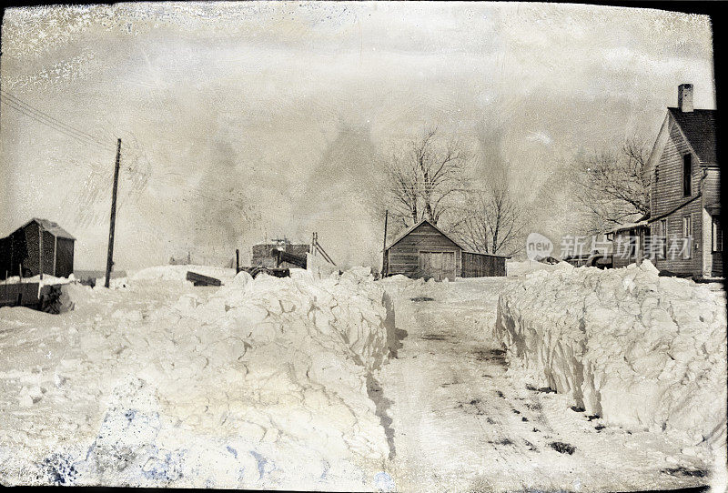 在1940年停战日暴雪之后犁过通往农场的车道