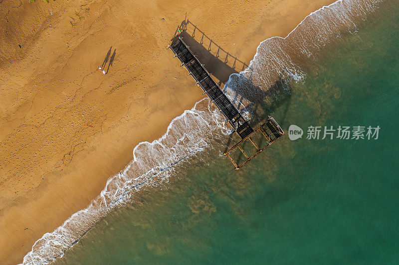 芽庄海滩上的海浪