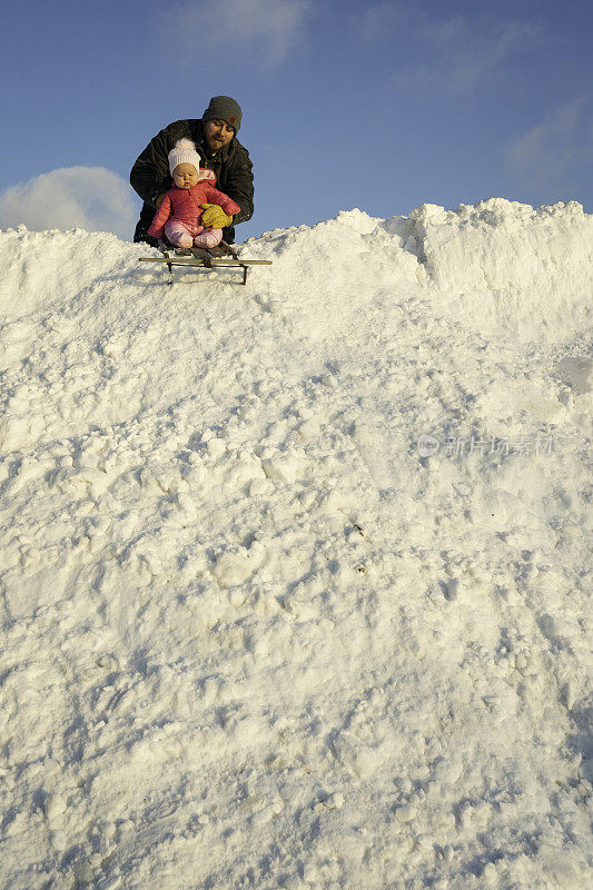 婴儿在雪山上滑雪