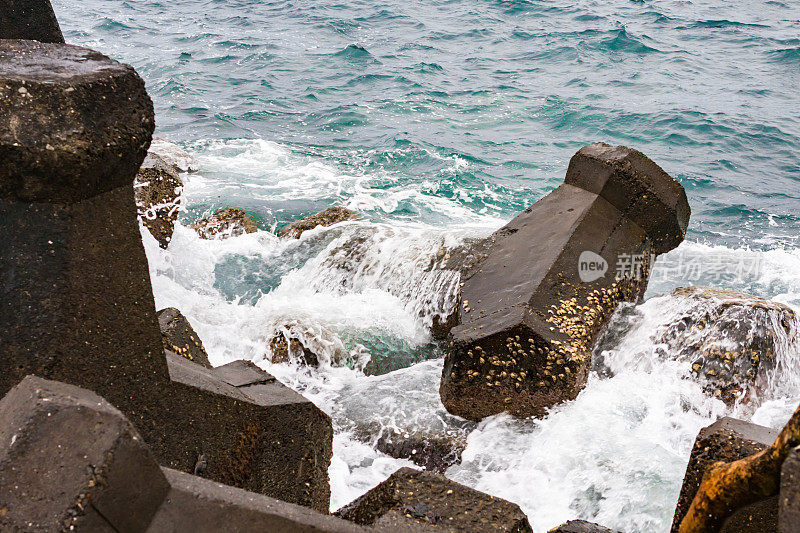 海边的防波堤不断受到海水的冲刷