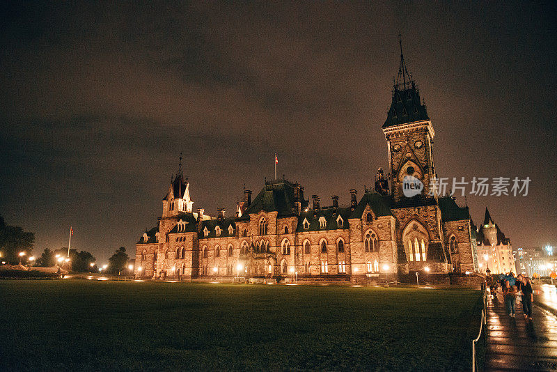 渥太华政府大楼的夜晚