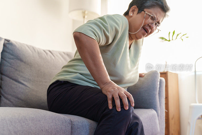 老年亚洲妇女遭受膝盖疼痛。