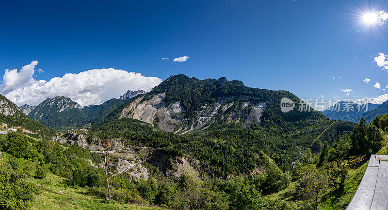 高山景观在维昂特大坝峡谷，托克山前方