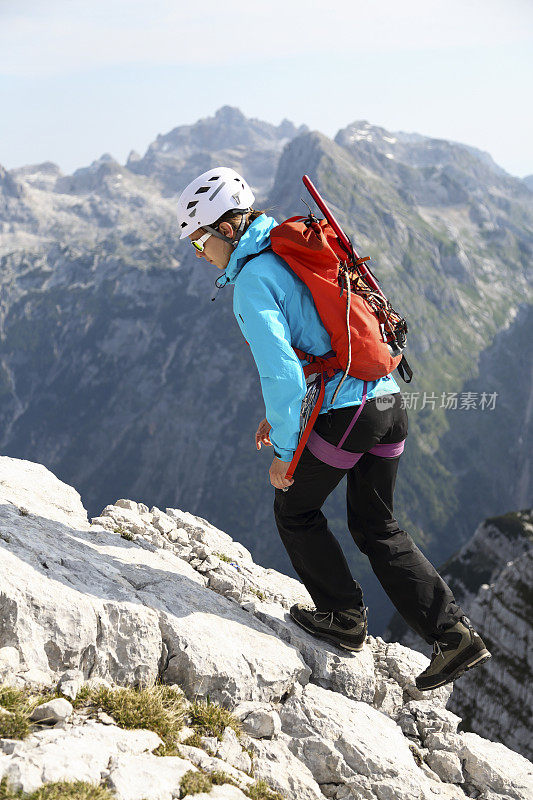 年轻女子登山特写