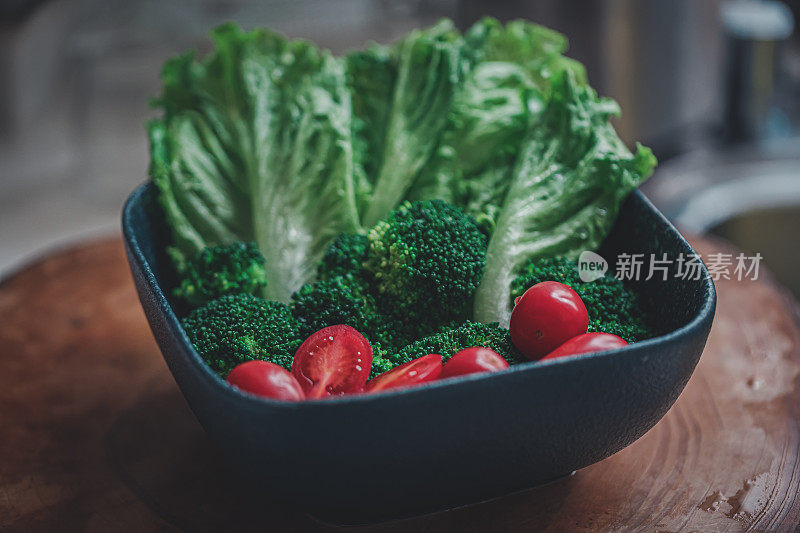 在厨房里做健康饮食