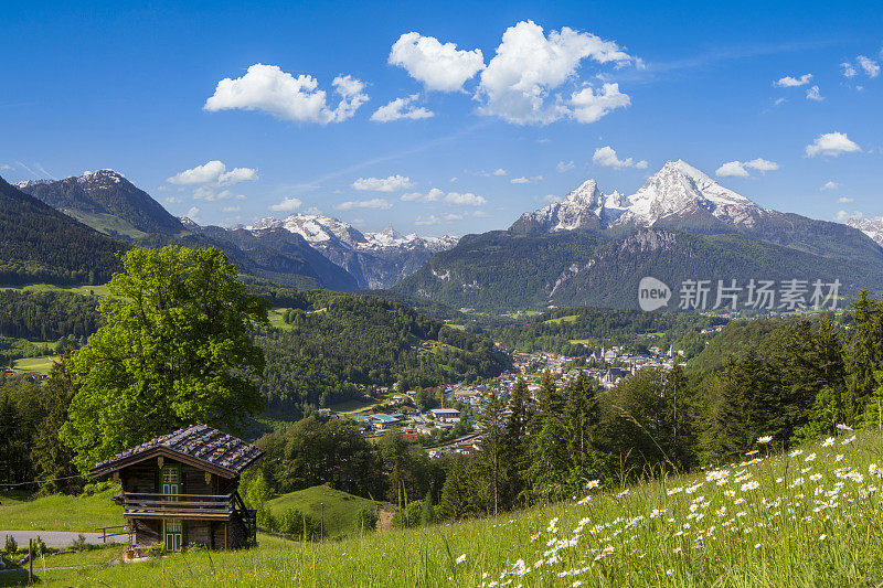 夏天的高山风景和小木屋