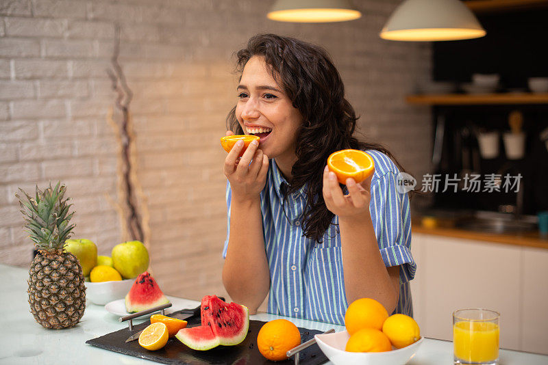 美丽的肖像年轻女子在厨房吃早餐库存照片