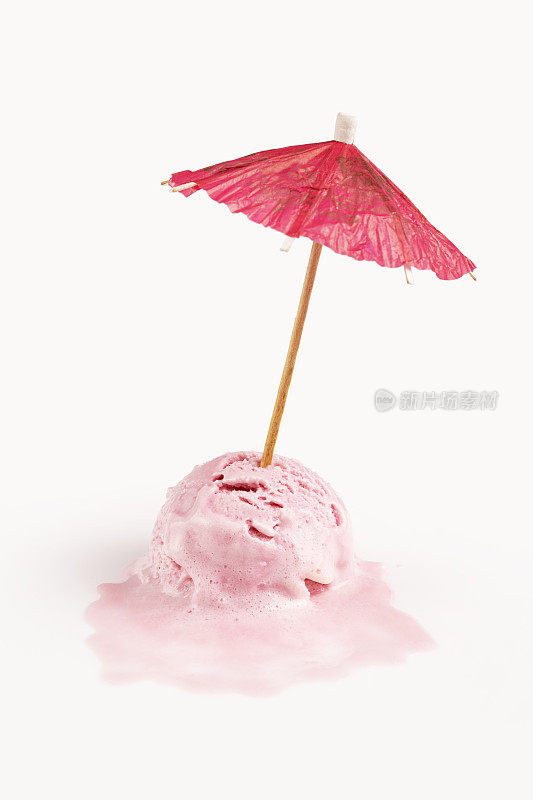 舀冰淇淋和纸阳伞