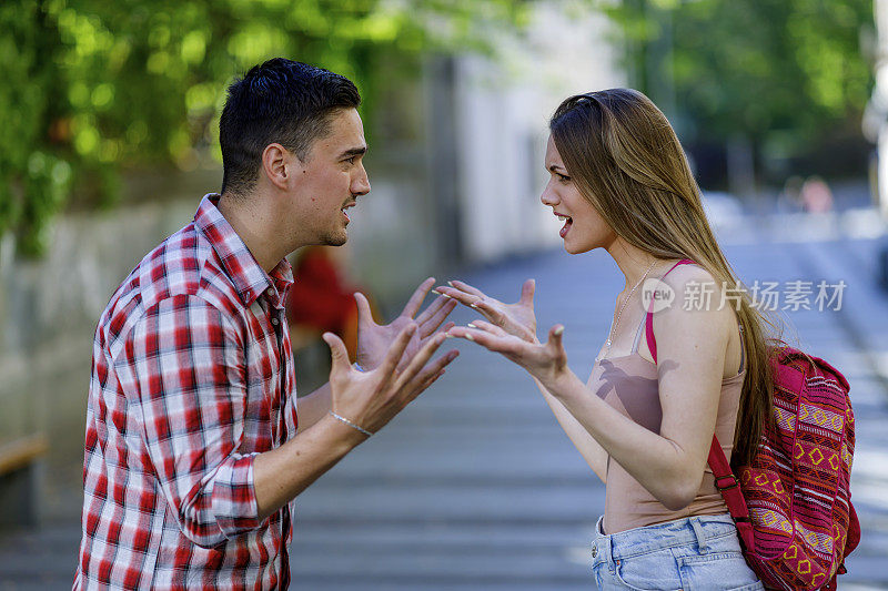 一对夫妇在外面吵架