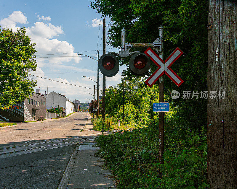 铁路穿越城市街道标志