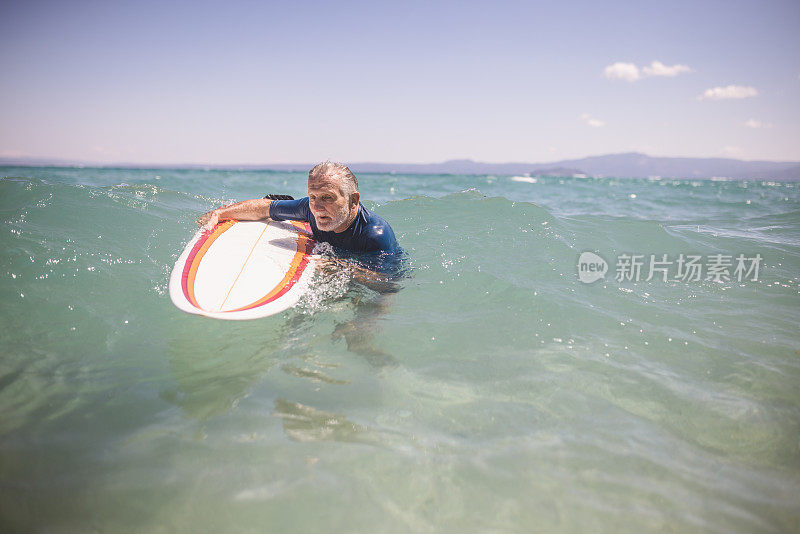 老人在海里冲浪