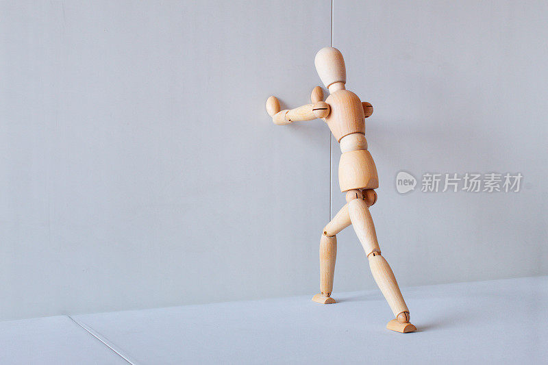 展示拉伸肌肉运动姿势的木雕人像