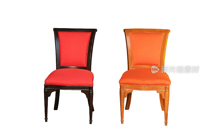 两把孤零零的旧木椅，座位是彩色的