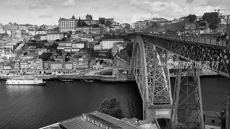 杜罗河上路易斯一世大桥的灰度图。葡萄牙的波尔图街头。