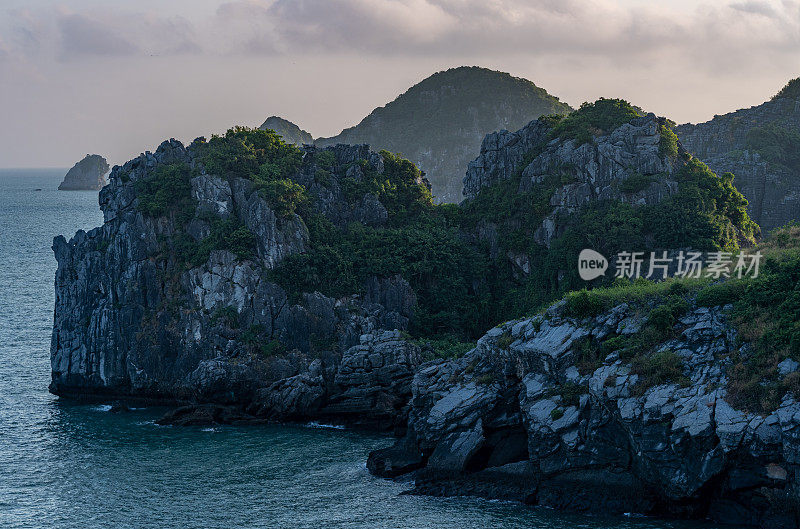 在东南亚兰哈和下龙湾的越南猫巴岛的热带天堂上充满活力的日落