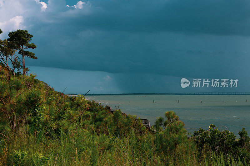 东岸海湾海滩暴风雨云