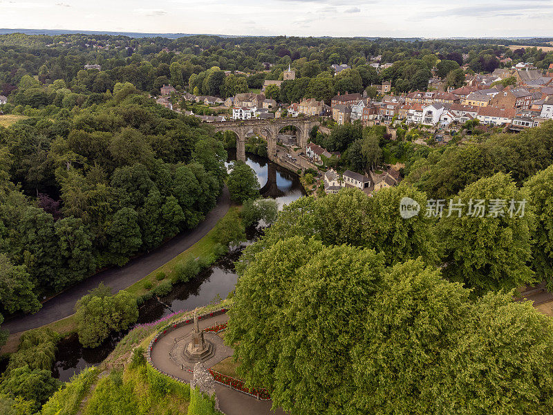 Nidd河和Knaresborough的铁路高架桥鸟瞰图，英格兰，英国，北约克郡。用0级无人机拍摄的