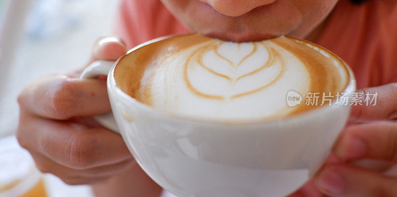 准备喝热咖啡拿铁泡沫艺术。
