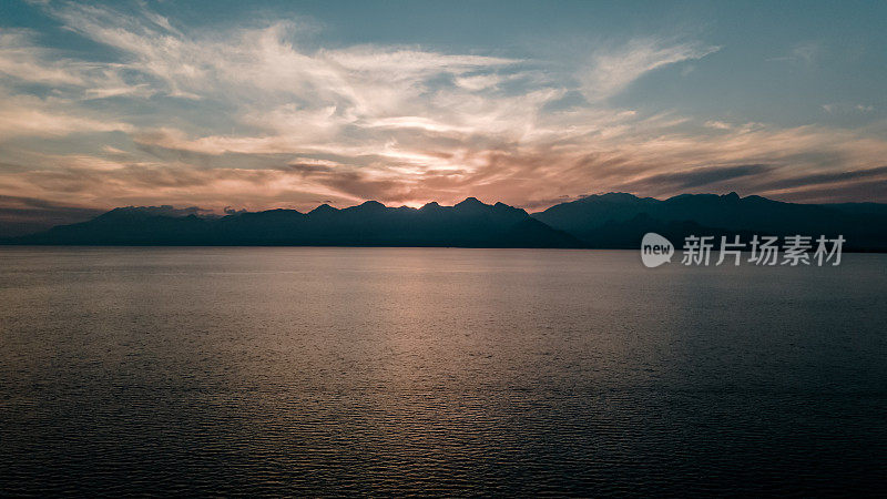 空中蓝绿色的大海和悬崖，蓝绿色的大海背景，空中的水撞击悬崖，海滩岛，大海和悬崖背景照片