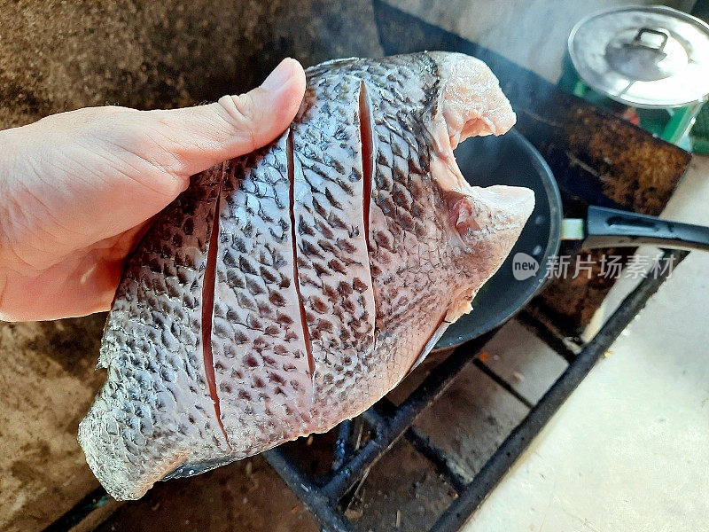 烹饪炸罗非鱼-食物准备。