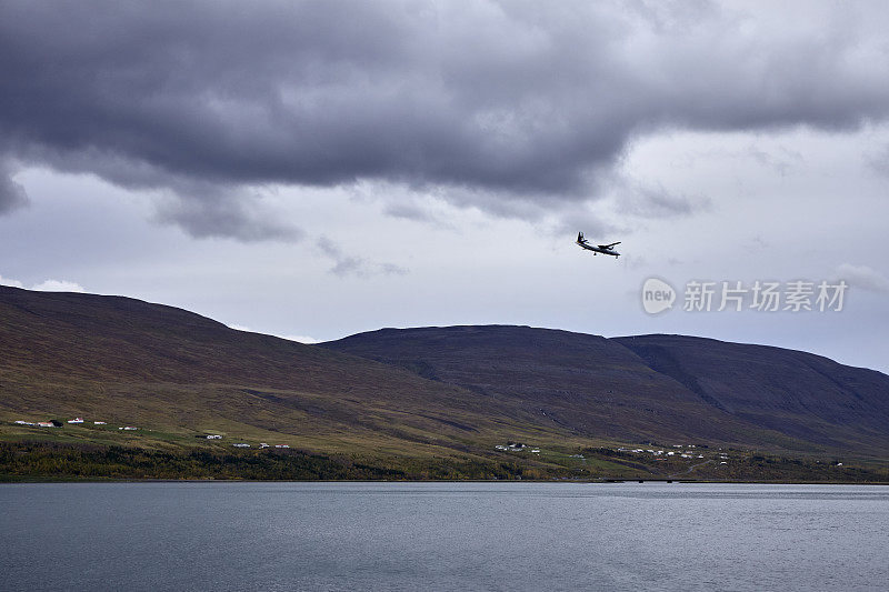 一架小型客机正在冰岛北部的阿克雷里降落