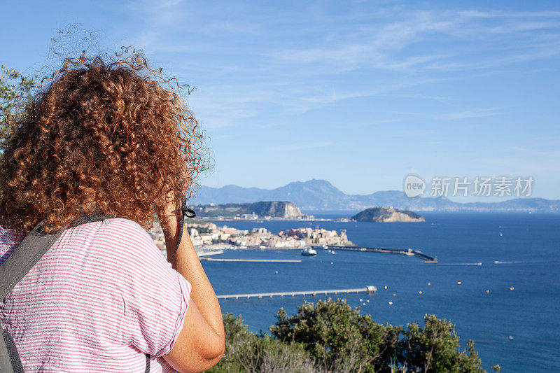 在海湾地区拍照的女人