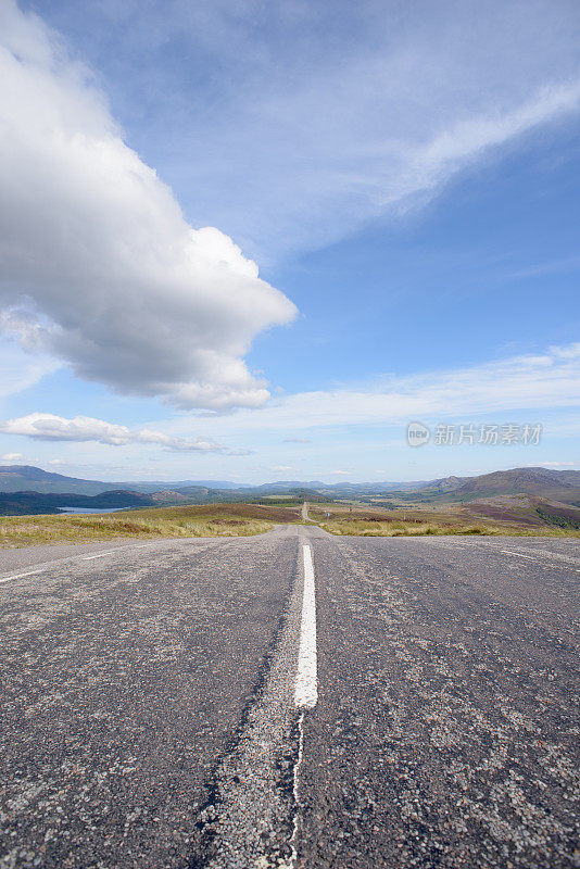 美丽的开放道路景观高地苏格兰