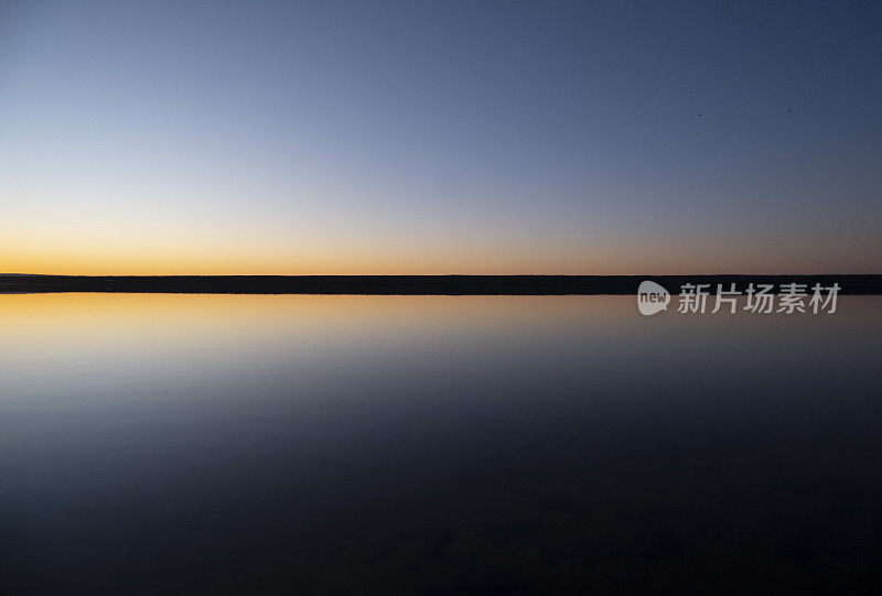 夕阳在平静的水面上