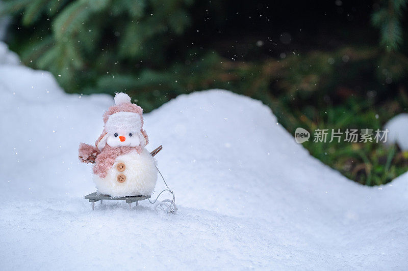 可爱的雪人在雪橇上。