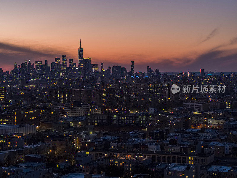 纽约布鲁克林布什维克的住宅区，在城市路灯的照耀下，从远处可以看到曼哈顿下城的自由塔。