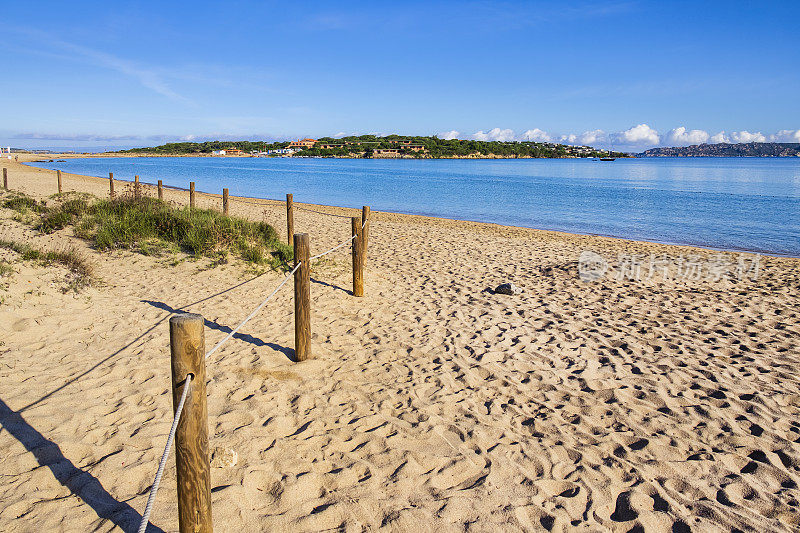 在撒丁岛的波洛港，金色的海滩被清澈的海水环绕