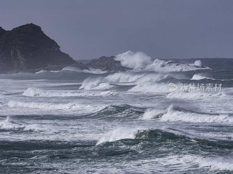 暴风雨的岩石海岸线