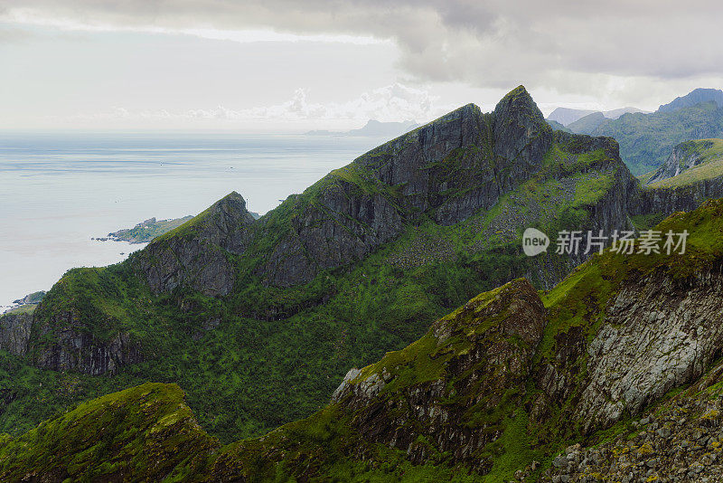 罗浮敦群岛上被群山包围的峡湾的壮观景色