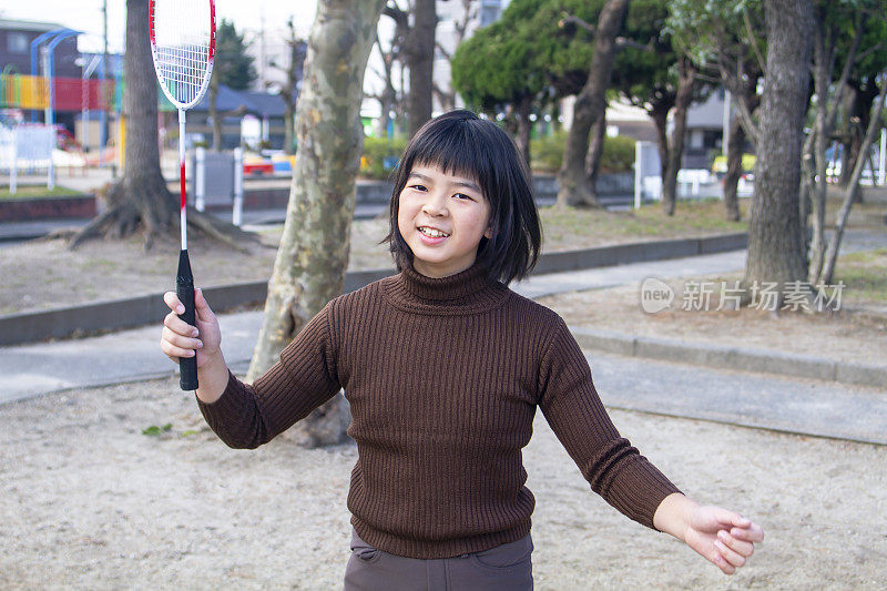 女孩在公园里享受羽毛球