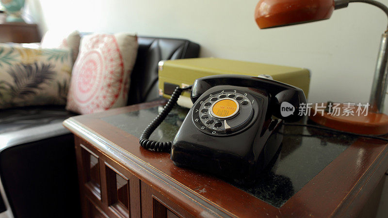 黑色古董拨号电话在桌子上