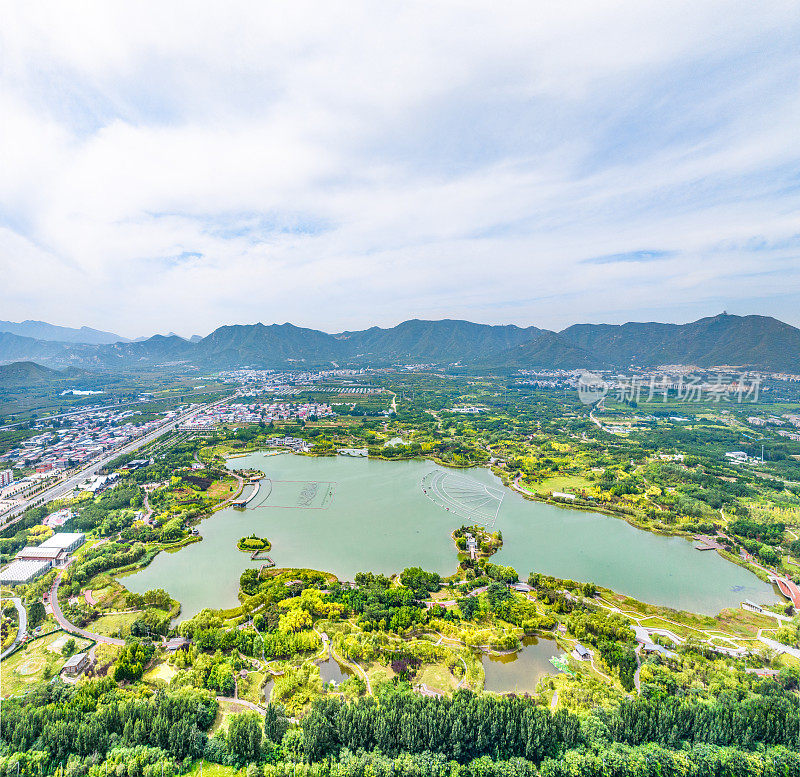 中国河北省石家庄市鹿泉区龙泉湖湿地航拍图