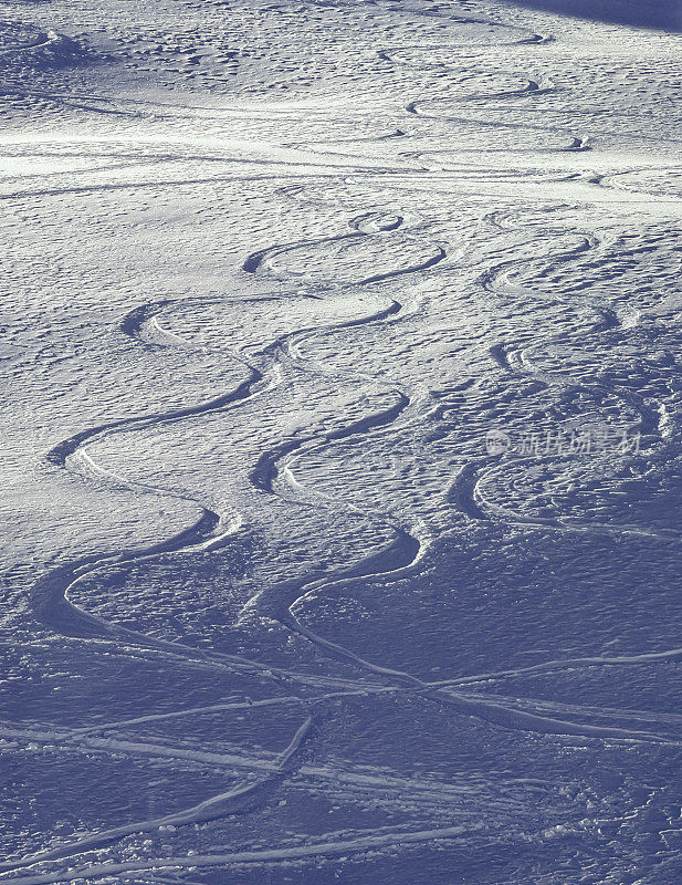 粉雪上的滑雪道