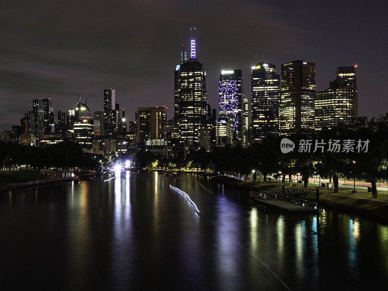 清晨的城市景观和河流