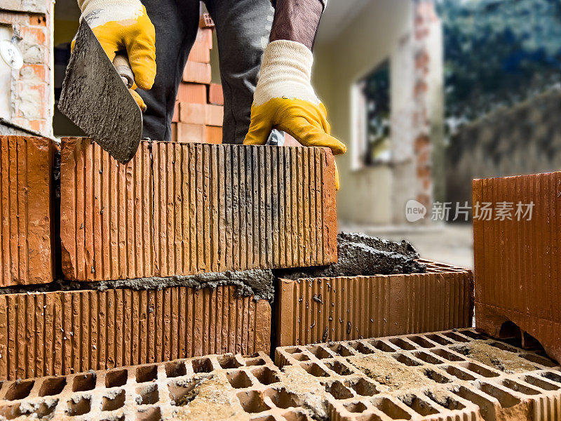 工匠正在建造砖墙