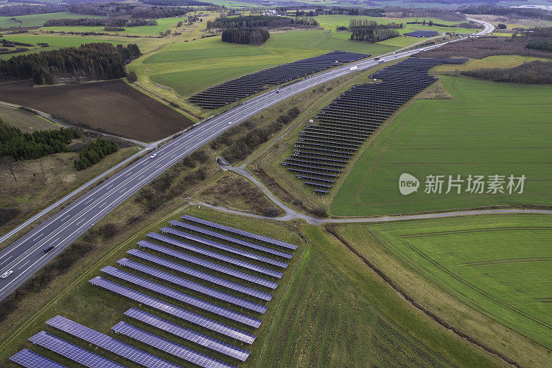 高速公路附近现代太阳能电池板的鸟瞰图