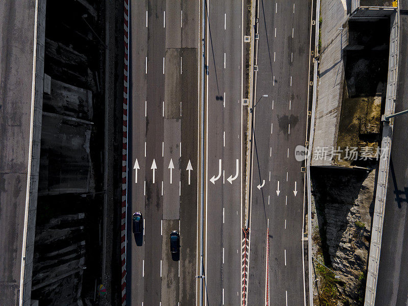 多车道高速公路的鸟瞰图