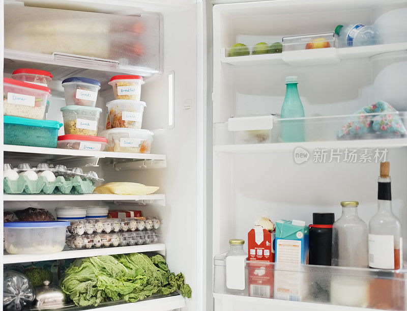 打开冰箱，冰箱里装满了营养丰富的食物