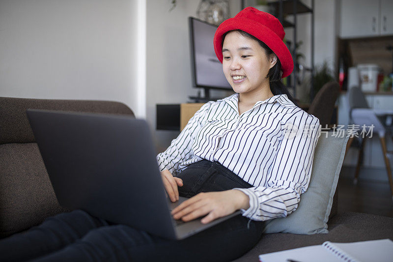中国妇女在家里用笔记本电脑进行网上银行。