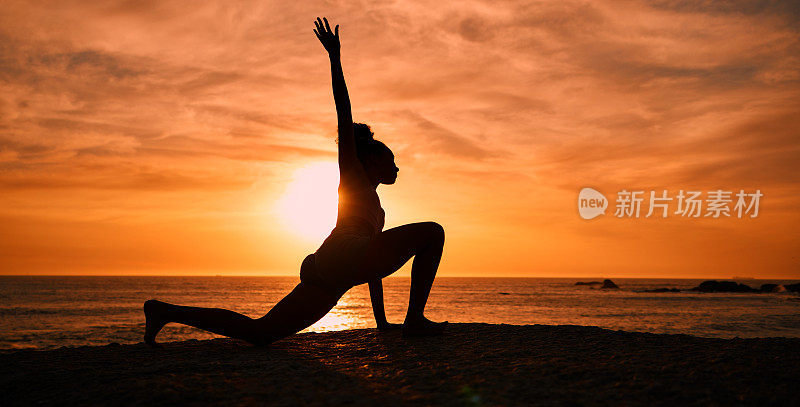 普拉提、瑜伽和日出时在海滩上锻炼、训练和健身的女人剪影。动机，冥想和阴影的女孩平衡的海洋运动，健康和伸展