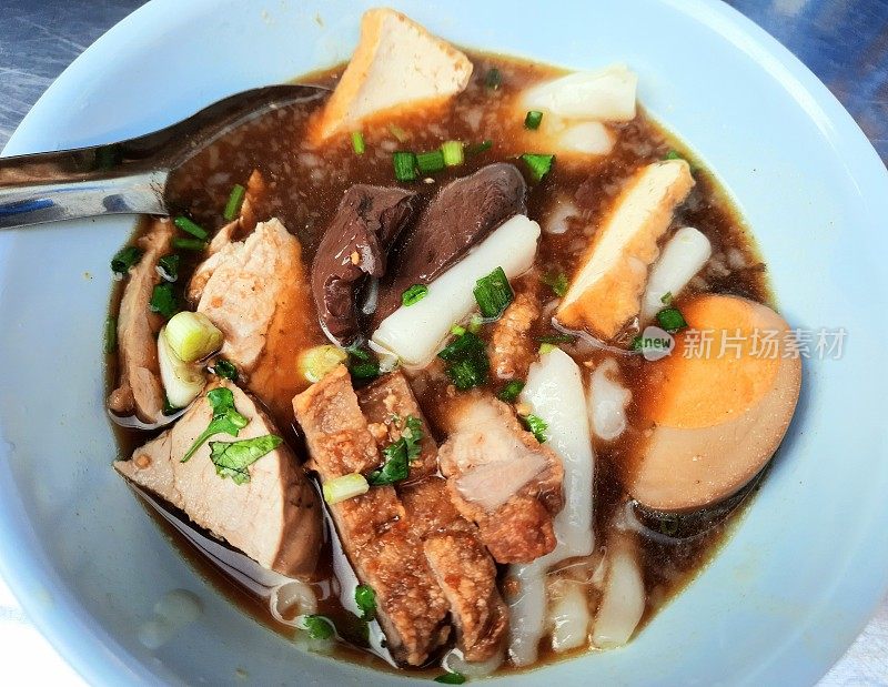 浓汤面配香脆五花肉和煮鸡蛋——曼谷街头小吃。
